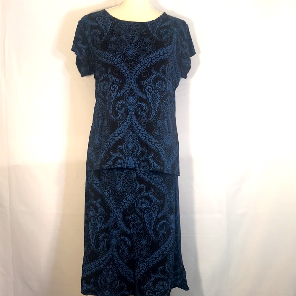 Briggs New York 2 piece paisley lite top and skirt